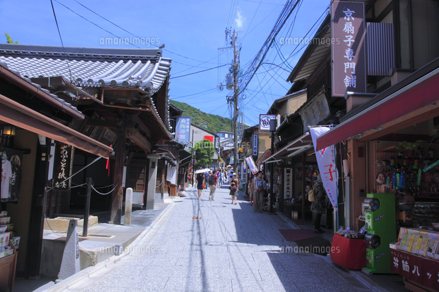 清水坂と土産物店 の写真素材 イラスト素材 アマナイメージズ