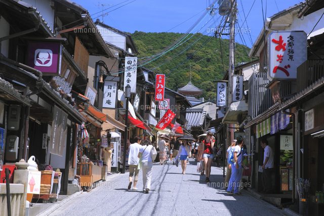 清水坂と清水寺の三重塔 の写真素材 イラスト素材 アマナイメージズ