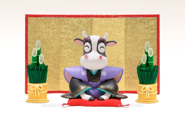 門松と裃姿の礼する牛 金屏風 の写真素材 イラスト素材 アマナイメージズ