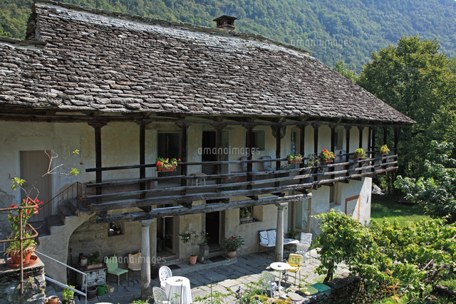 スイス マッジャ渓谷 の石造りの家 の写真素材 イラスト素材 アマナイメージズ