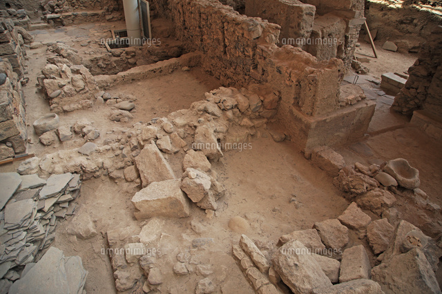 ギリシャ サントリーニ島のアクロチィリの遺跡 の写真素材 イラスト素材 アマナイメージズ