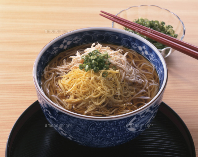 鶏肉と錦糸卵のにゅうめん の写真素材 イラスト素材 アマナイメージズ