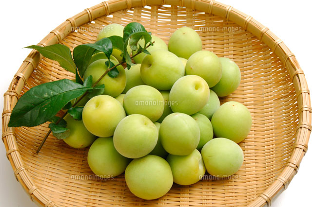 ざる盛りの青梅 の写真素材 イラスト素材 アマナイメージズ