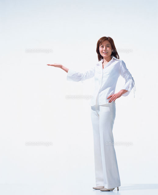 右手を横に広げる女性 の写真素材 イラスト素材 アマナイメージズ