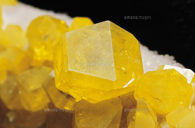 Close up of sulfur with pinacoid[22907002222]の写真素材・イラスト素材｜アマナイメージズ