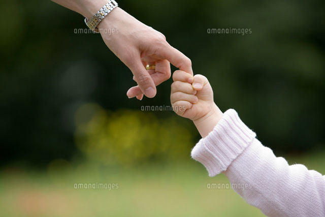 母親の指をつかむ少女の手 の写真素材 イラスト素材 アマナイメージズ