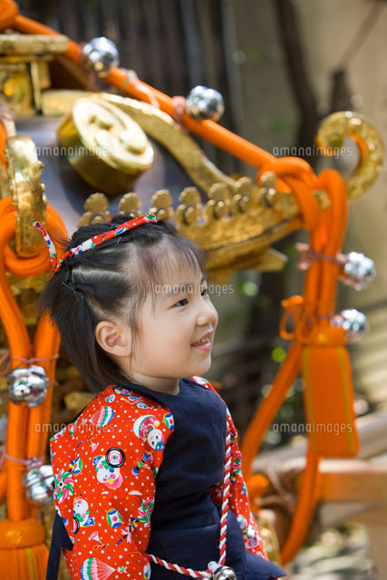 神輿と祭り姿の女の子 の写真素材 イラスト素材 アマナイメージズ