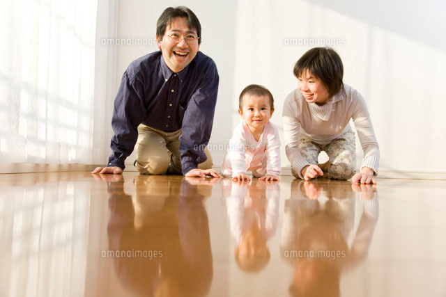 室内で遊ぶ親子 の写真素材 イラスト素材 アマナイメージズ