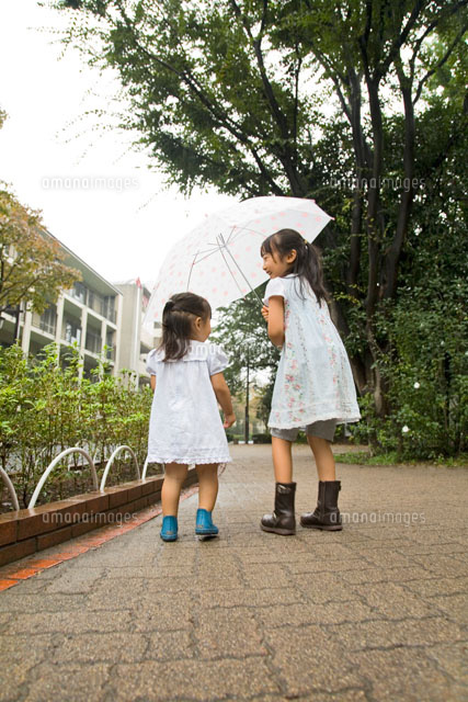 傘をさす姉妹の後ろ姿 の写真素材 イラスト素材 アマナイメージズ