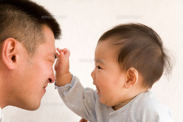 父親の顔をいたずらする赤ちゃん の写真素材 イラスト素材 アマナイメージズ