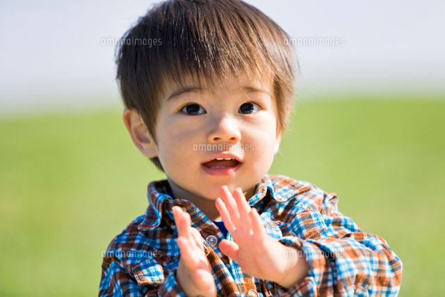 手をたたく男の子 の写真素材 イラスト素材 アマナイメージズ 手をたたく男の子 の写真素材 イラスト素材 アマナイメージズ