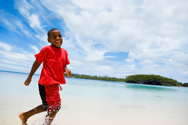 海辺を走る黒人の少年 の写真素材 イラスト素材 アマナイメージズ