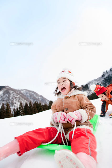 ソリで遊ぶ子供たち a の写真素材 イラスト素材 アマナイメージズ