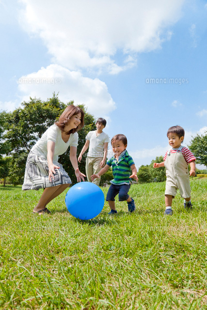 公園でボール遊びをする親子 の写真素材 イラスト素材 アマナイメージズ