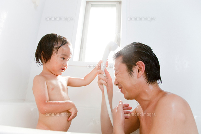 お風呂でシャワーを浴びる息子と父親 の写真素材 イラスト素材 アマナイメージズ お風呂でシャワーを浴びる息子と父親 の写真素材 イラスト素材 アマナイメージズ