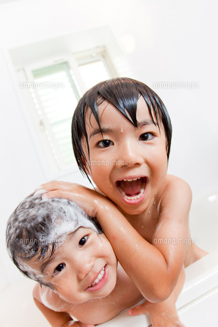 お風呂でシャンプーしながらふざける兄弟 22946001777 の写真素材 イラスト素材 アマナイメージズ