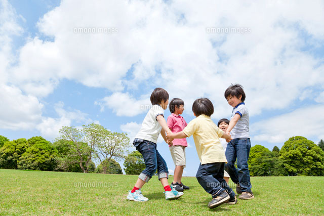草原で輪になって遊ぶ子ども達 a の写真素材 イラスト素材 アマナイメージズ