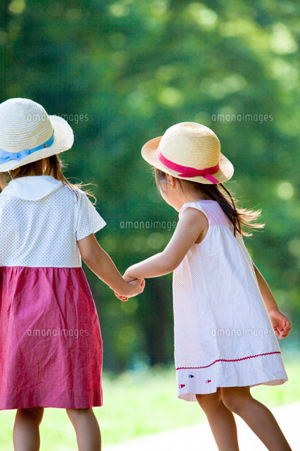 手をつなぐ姉妹の後ろ姿 の写真素材 イラスト素材 アマナイメージズ