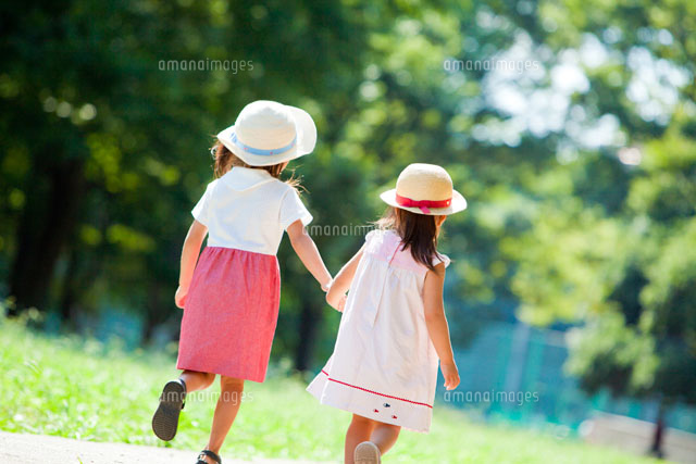 手をつなぐ姉妹の後ろ姿 a の写真素材 イラスト素材 アマナイメージズ