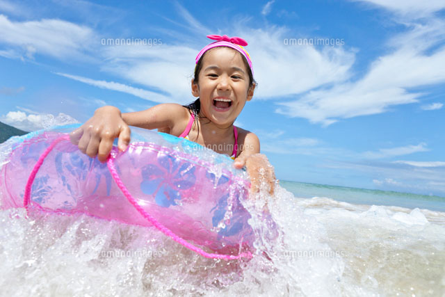 海で遊ぶ女の子 の写真素材 イラスト素材 アマナイメージズ