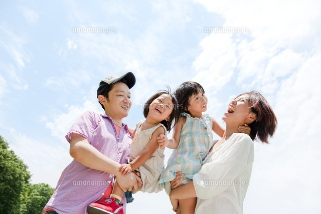 公園で遊ぶ4人家族 の写真素材 イラスト素材 アマナイメージズ