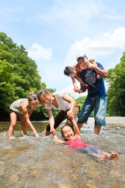 河原で水遊びする5人家族 の写真素材 イラスト素材 アマナイメージズ