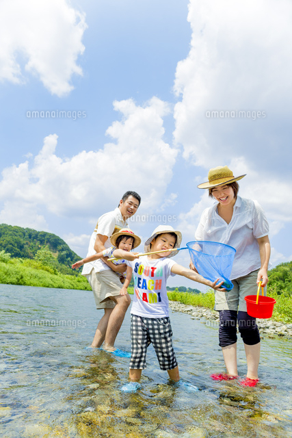 夏の河原で川遊びをする4人家族 の写真素材 イラスト素材 アマナイメージズ