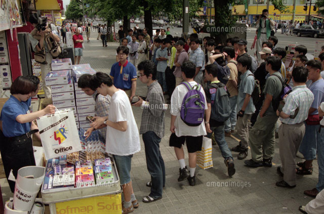 1996年6月23日 東京秋葉原 ニンテンドーゲーム64発売日 の写真素材 イラスト素材 アマナイメージズ