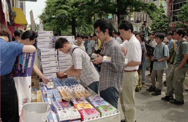1996年6月23日 東京秋葉原 ニンテンドーゲーム64発売日 の写真素材 イラスト素材 アマナイメージズ