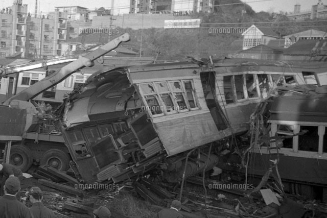 鶴見事故 東海道本線鶴見駅新子安駅間の滝坂不動踏切付近で発生[22973001285]の写真素材・イラスト素材