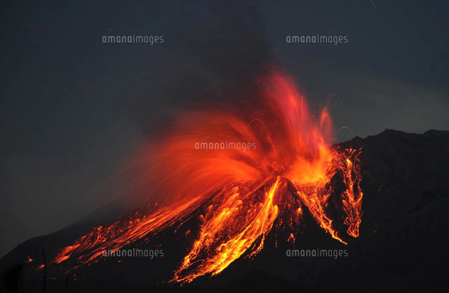 火山雷を伴う桜島南岳の爆発的噴火 の写真素材 イラスト素材 アマナイメージズ