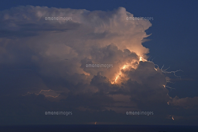 積乱雲と雷 の写真素材 イラスト素材 アマナイメージズ