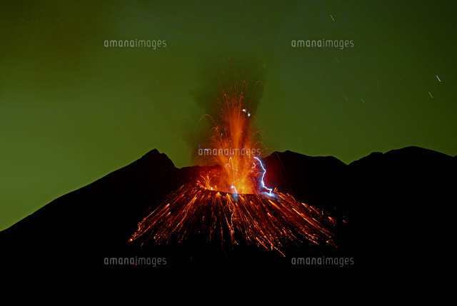 火山雷を伴う桜島昭和火口の噴火[22995000556]の写真・イラスト