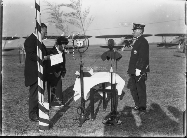 報国号命名式 献納者 三谷未亡人と岡田海軍大臣 の写真素材 イラスト素材 アマナイメージズ