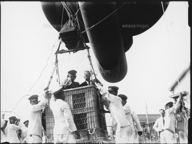 防空演習 気球に乗る松内アナ の写真素材 イラスト素材 アマナイメージズ