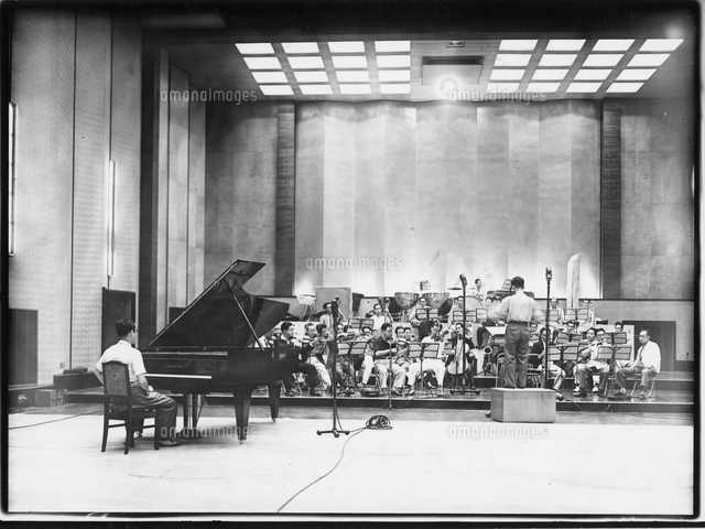 ピアノと管弦楽 ピアノ 和田肇 後向 オーケストラ 東管 の写真素材 イラスト素材 アマナイメージズ