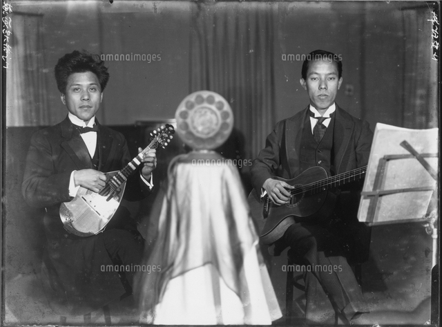 ギターとマンドリン 森島敬之 右 横須賀董三 左 の写真素材 イラスト素材 アマナイメージズ