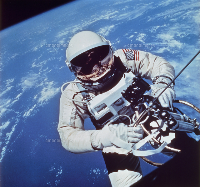 初宇宙遊泳 ホワイト宇宙飛行士 の写真素材 イラスト素材 アマナイメージズ