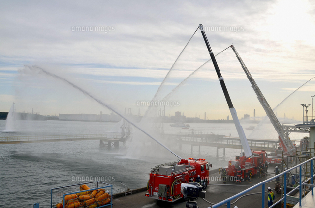 合同消防訓練で放水する消防車両 の写真素材 イラスト素材 アマナイメージズ