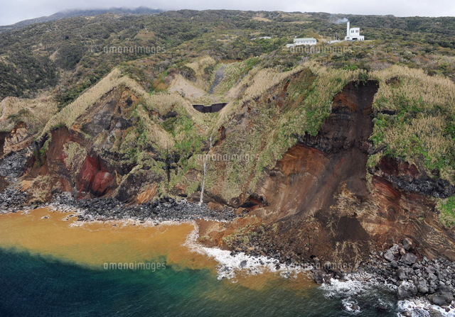 地震による海岸線の土砂崩れで海に流れ込んだ土砂 の写真素材 イラスト素材 アマナイメージズ