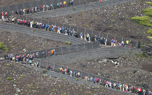 観光客らでにぎわう富士山吉田口登山道 の写真素材 イラスト素材 アマナイメージズ