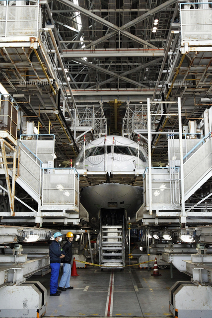 整備中の飛行機[23023001208]の写真・イラスト素材｜アマナイメージズ
