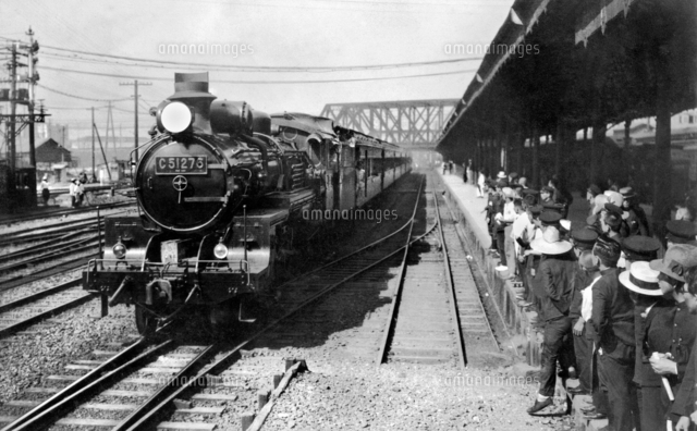 試運転で大阪駅に着いた超特急列車[23023002163]の写真・イラスト素材