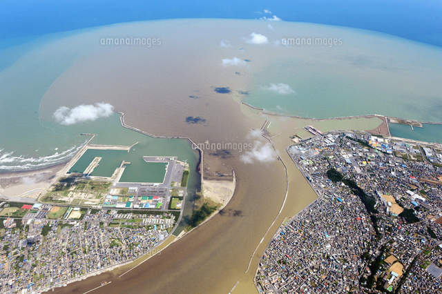 大雨で濁った水が海に流れ出し 茶色に染まる利根川河口付近 の写真素材 イラスト素材 アマナイメージズ