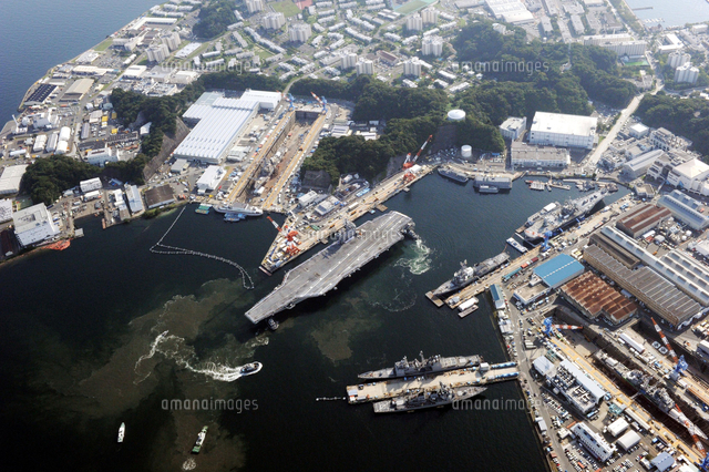 米海軍横須賀基地に入港する原子力空母ロナルド・レーガン