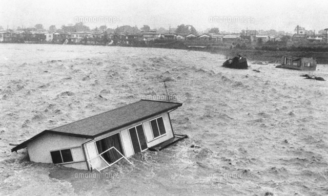 多摩川の堤防が決壊 濁流に押し流される民家 東京都狛江市 の写真素材 イラスト素材 アマナイメージズ