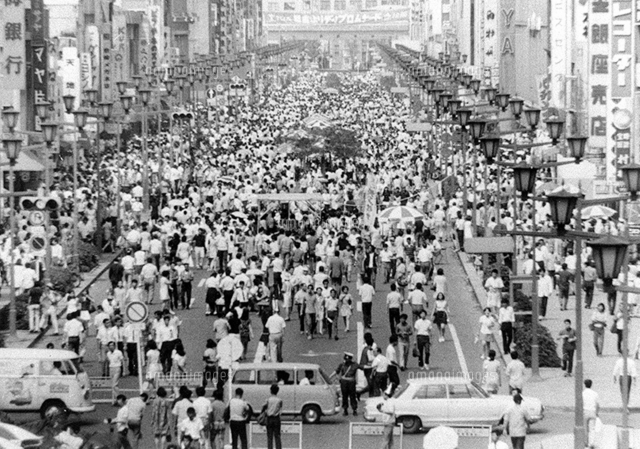 歩行者天国 始まる にぎわう銀座中央通り の写真素材 イラスト素材 アマナイメージズ