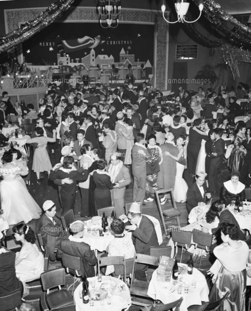 ダンスホール大盛況 クリスマスでにぎわう の写真素材 イラスト素材 アマナイメージズ