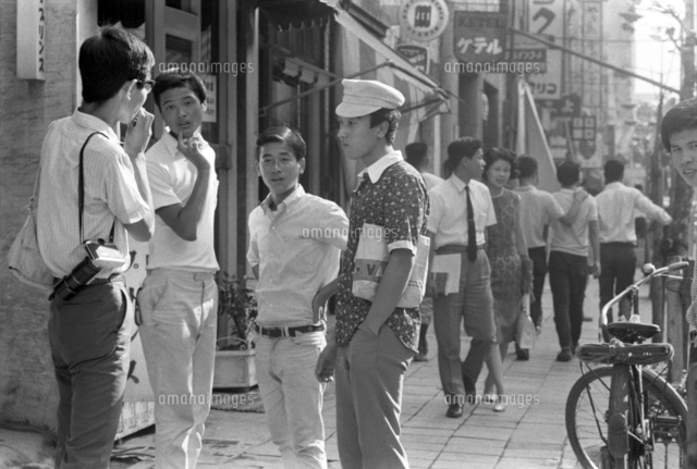 流行を追う若者たち みゆき族 アイビールック の写真素材 イラスト素材 アマナイメージズ