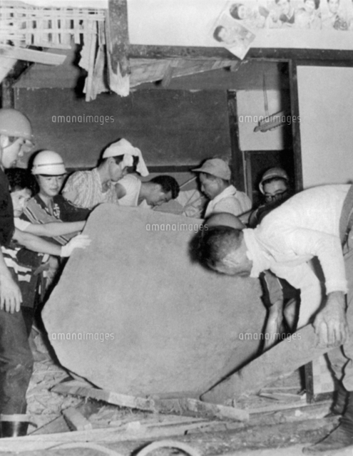 松代群発地震 民家に飛び込んだ大きな石＝1966（昭和41）年8月